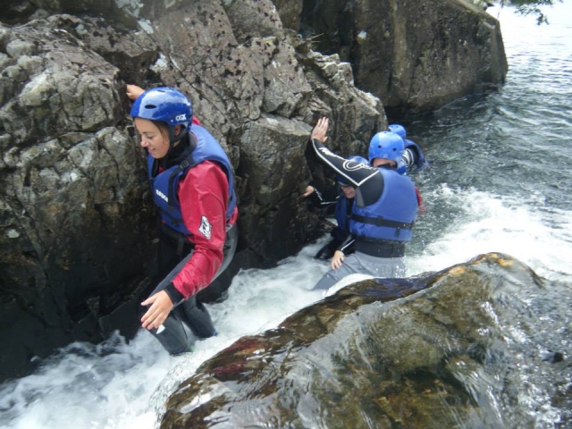 Encuentra su camino alrededor de las rocas 